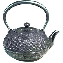 ⭐️新品未使用⭐️ 南部鉄器 岩鋳 小槌摘蓋捻弦霰紋鉄瓶 姥口アラレ 南部鉄瓶18型 Amazon｜岩鋳 Iwachu 鉄瓶 18型平丸アラレ IH対応 黒焼付（釜焼